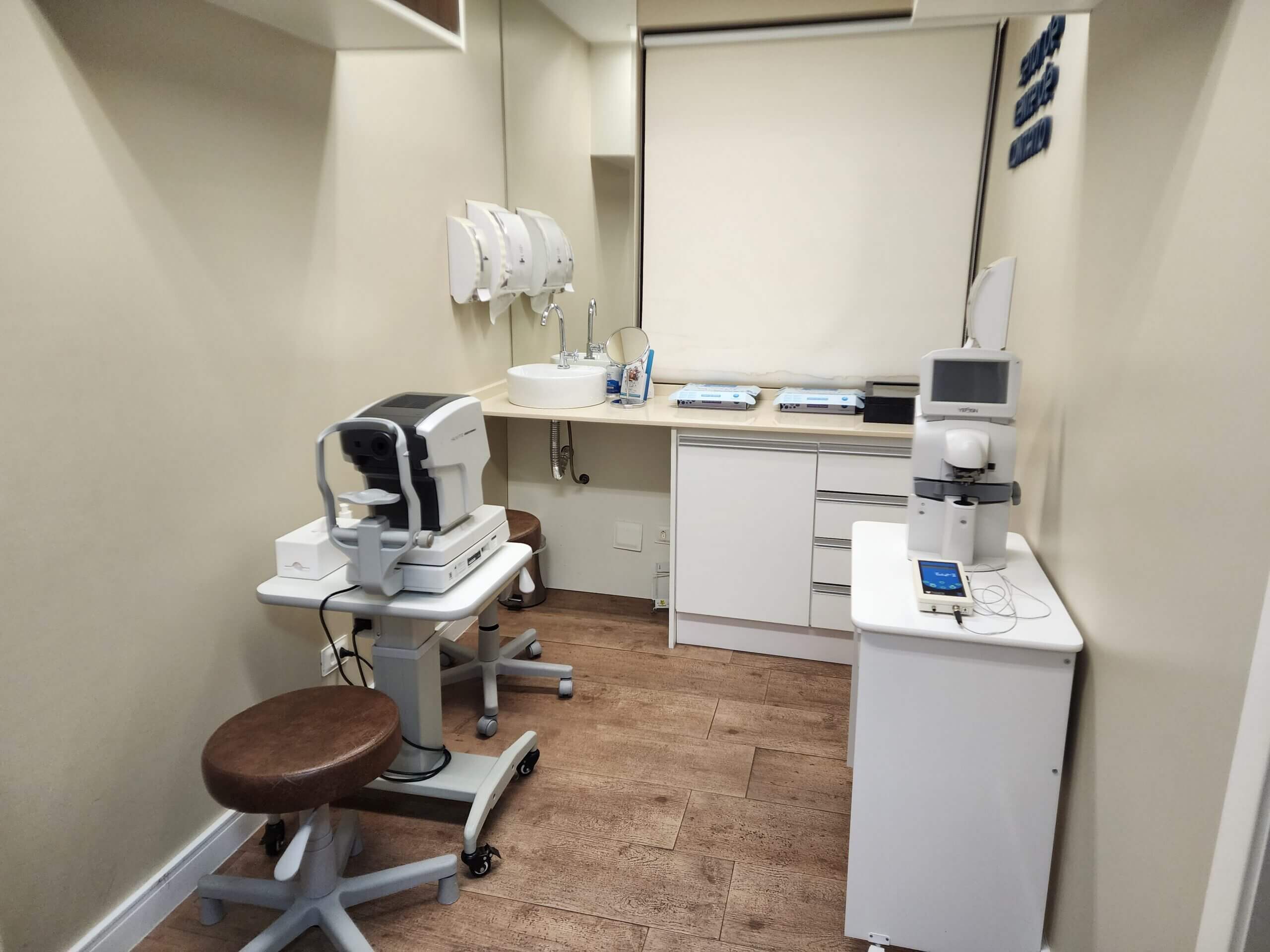 Sala de exames com autorefrator